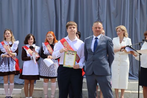 Для 195 выпускников Нурлатского района прозвенел последний звонок