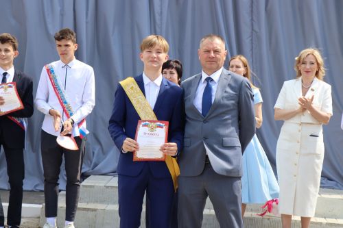 Для 195 выпускников Нурлатского района прозвенел последний звонок