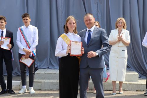 Для 195 выпускников Нурлатского района прозвенел последний звонок