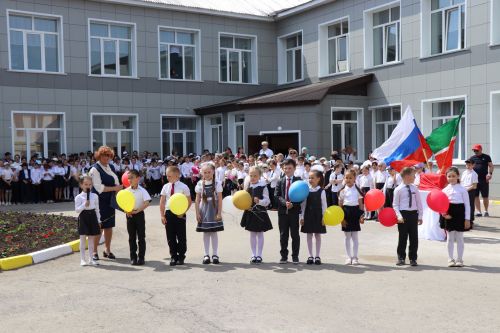 Для 195 выпускников Нурлатского района прозвенел последний звонок