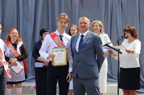 Для 195 выпускников Нурлатского района прозвенел последний звонок