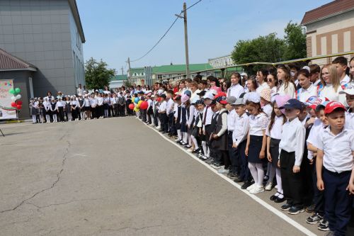Для 195 выпускников Нурлатского района прозвенел последний звонок