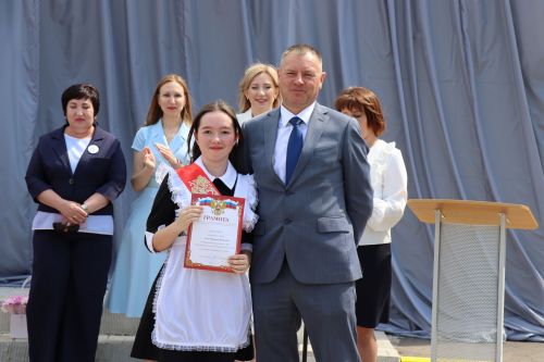 Для 195 выпускников Нурлатского района прозвенел последний звонок