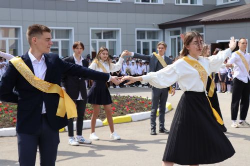 Для 195 выпускников Нурлатского района прозвенел последний звонок