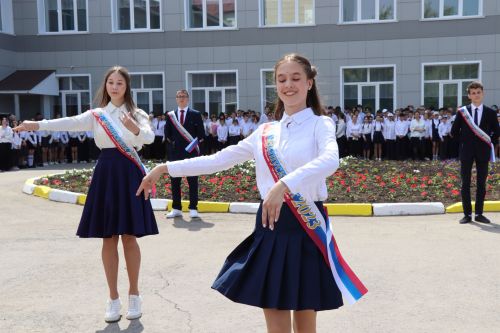 Для 195 выпускников Нурлатского района прозвенел последний звонок