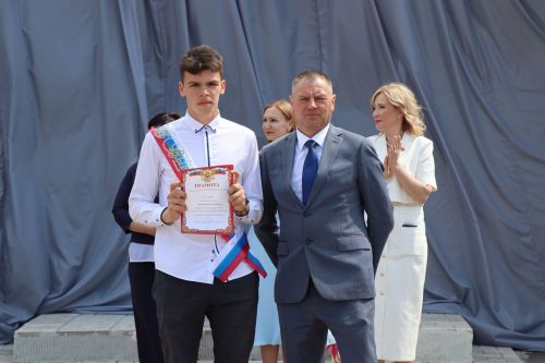 Для 195 выпускников Нурлатского района прозвенел последний звонок