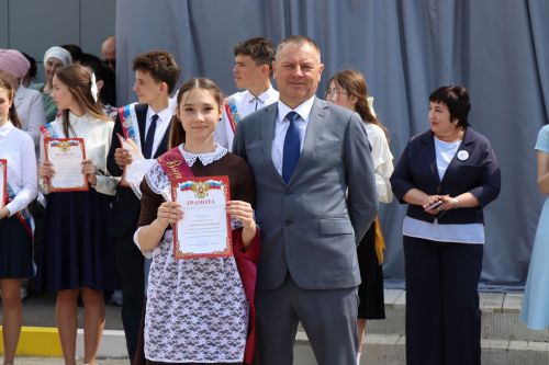 Для 195 выпускников Нурлатского района прозвенел последний звонок