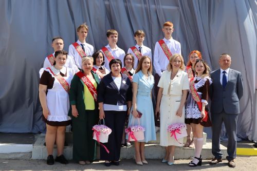 Для 195 выпускников Нурлатского района прозвенел последний звонок