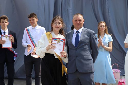 Для 195 выпускников Нурлатского района прозвенел последний звонок