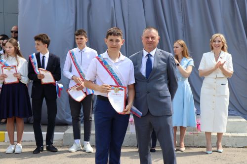 Для 195 выпускников Нурлатского района прозвенел последний звонок