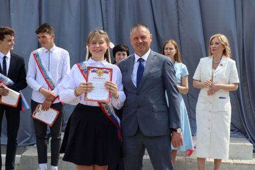 Для 195 выпускников Нурлатского района прозвенел последний звонок