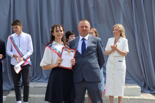 Для 195 выпускников Нурлатского района прозвенел последний звонок