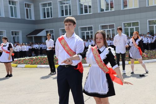 Для 195 выпускников Нурлатского района прозвенел последний звонок