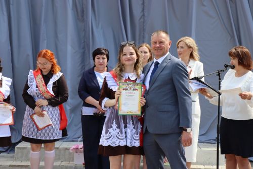 Для 195 выпускников Нурлатского района прозвенел последний звонок