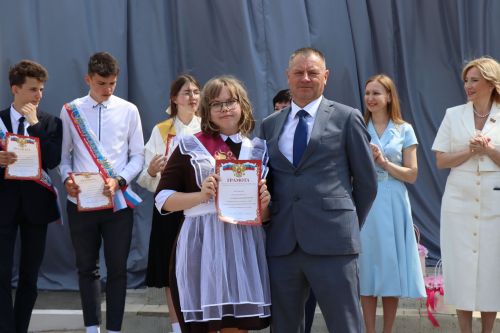 Для 195 выпускников Нурлатского района прозвенел последний звонок