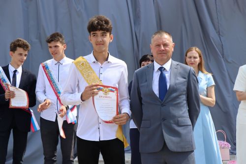 Для 195 выпускников Нурлатского района прозвенел последний звонок