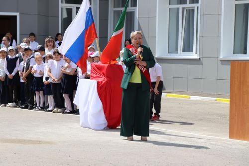 Для 195 выпускников Нурлатского района прозвенел последний звонок