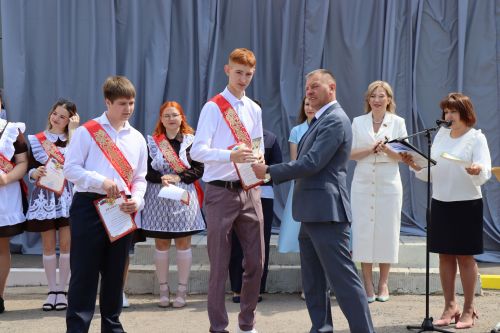 Для 195 выпускников Нурлатского района прозвенел последний звонок