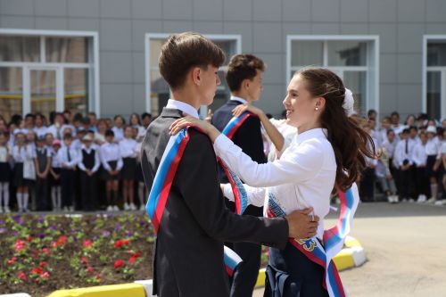 Для 195 выпускников Нурлатского района прозвенел последний звонок