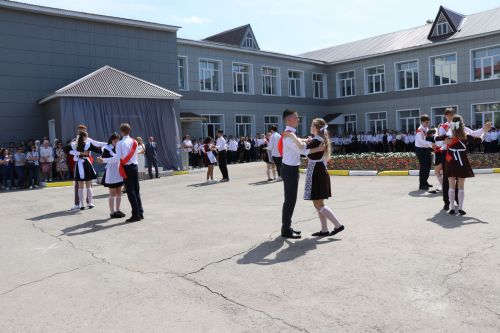 Для 195 выпускников Нурлатского района прозвенел последний звонок