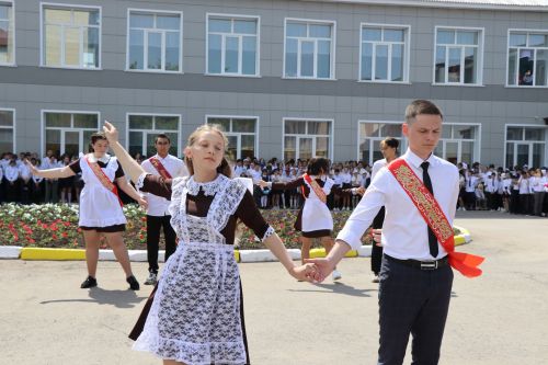 Для 195 выпускников Нурлатского района прозвенел последний звонок