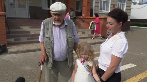 На выпускной бал Айнур Фахрутдинову провожал 79-летний папа Ильяс