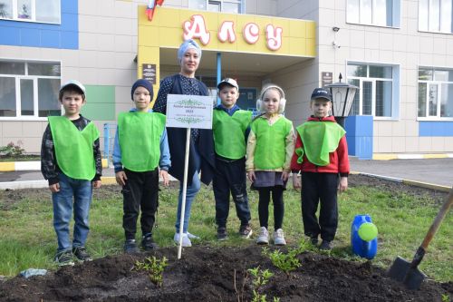 В детском саду «Алсу» города Нурлат заложили Аллею выпускников