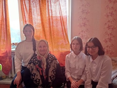 Нурлатские школьники продолжают навещать ветеранов