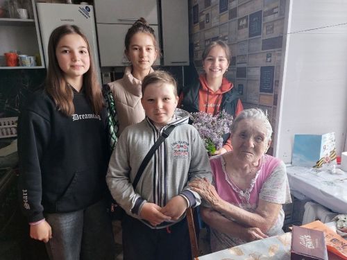 Нурлатские школьники приходят к ветеранам с поздравлениями