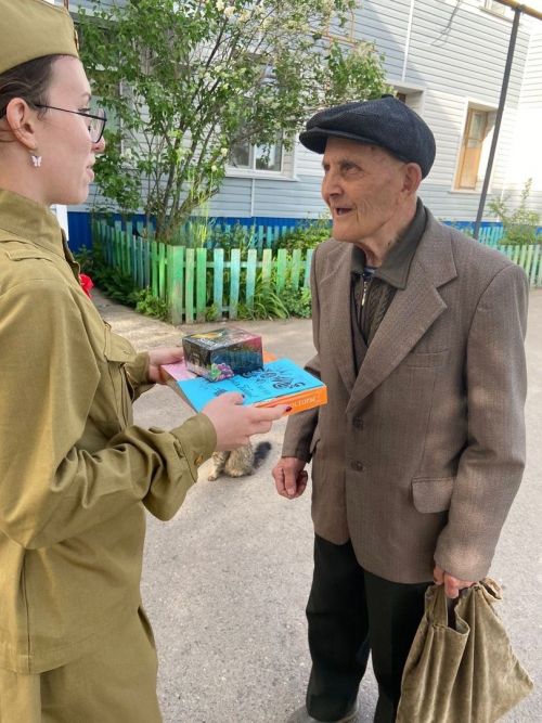 Нурлатские школьники приходят к ветеранам с поздравлениями