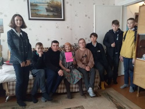Нурлатские школьники приходят к ветеранам с поздравлениями