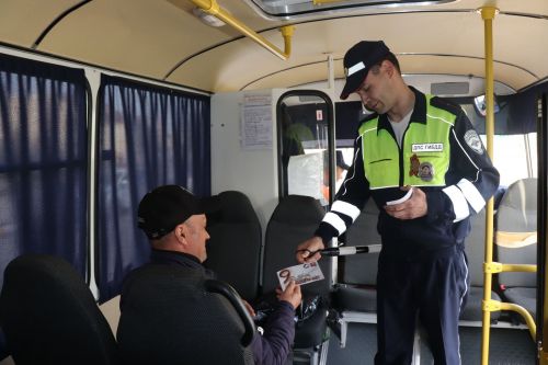 Нурлатские автоинспекторы поздравили водителей с наступающим Днем Победы