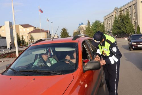 Нурлатские автоинспекторы поздравили водителей с наступающим Днем Победы