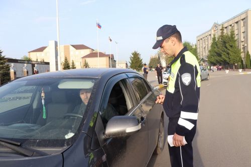 Нурлатские автоинспекторы поздравили водителей с наступающим Днем Победы
