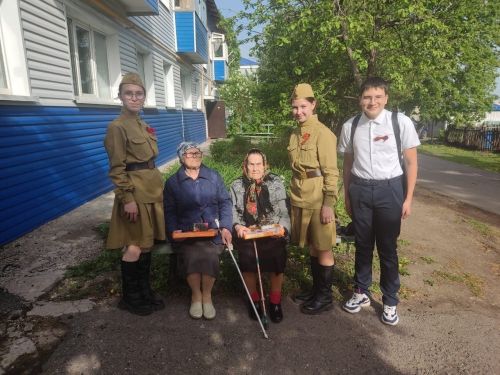 Нурлатские школьники приходят к ветеранам с поздравлениями