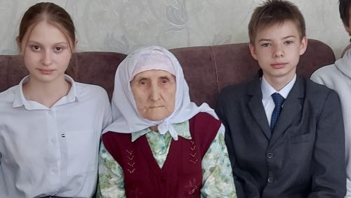 Ученики Нурлатской гимназии в преддверии Дня Победы посетили труженицу тыла