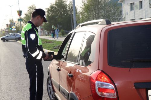 Нурлатские автоинспекторы поздравили водителей с наступающим Днем Победы