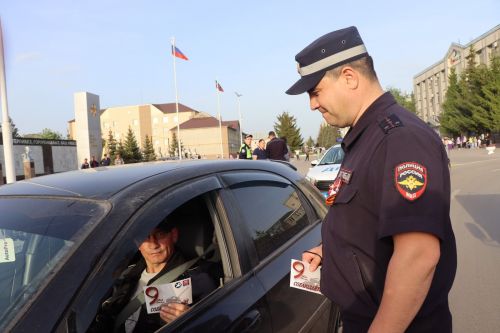 Нурлатские автоинспекторы поздравили водителей с наступающим Днем Победы