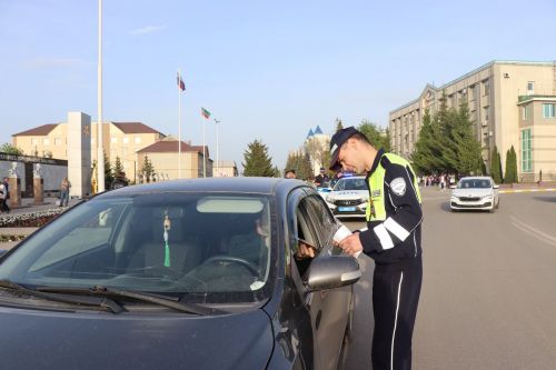 Нурлатские автоинспекторы поздравили водителей с наступающим Днем Победы