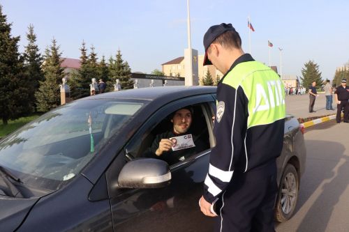 Нурлатские автоинспекторы поздравили водителей с наступающим Днем Победы