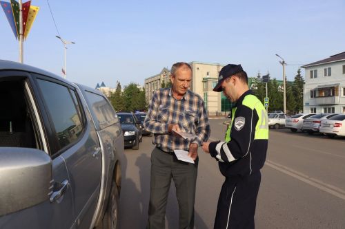 Нурлатские автоинспекторы поздравили водителей с наступающим Днем Победы