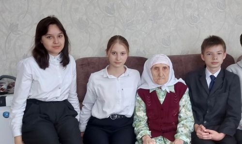 Ученики Нурлатской гимназии в преддверии Дня Победы посетили труженицу тыла