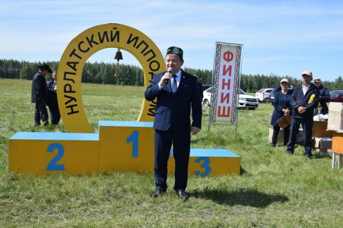 В Нурлате на конно-спортивных скачках приз «Сельские джигиты» завоевал 72-х летний Валерий Миронов