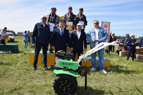 В Нурлате на конно-спортивных скачках приз «Сельские джигиты» завоевал 72-х летний Валерий Миронов