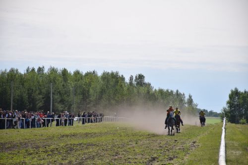 В Нурлате на конно-спортивных скачках приз «Сельские джигиты» завоевал 72-х летний Валерий Миронов