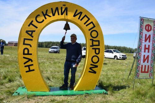 В Нурлате на конно-спортивных скачках приз «Сельские джигиты» завоевал 72-х летний Валерий Миронов