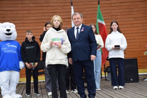 Глава Нурлатского района Дамир Ишкинеев вручил паспорта юным горожанам