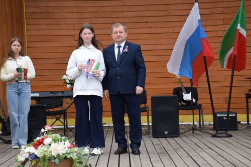 Глава Нурлатского района Дамир Ишкинеев вручил паспорта юным горожанам