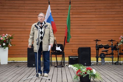 Глава Нурлатского района Дамир Ишкинеев вручил паспорта юным горожанам