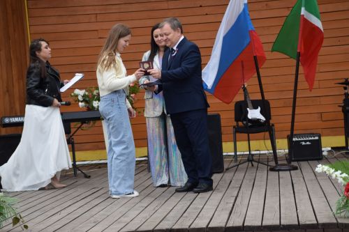 Глава Нурлатского района Дамир Ишкинеев вручил паспорта юным горожанам